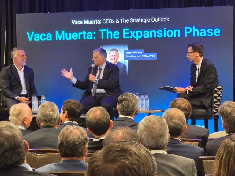 YPF Gira el Timón: Marín Anuncia en Houston Foco Absoluto en Rentabilidad y Exportación para Vaca Muerta