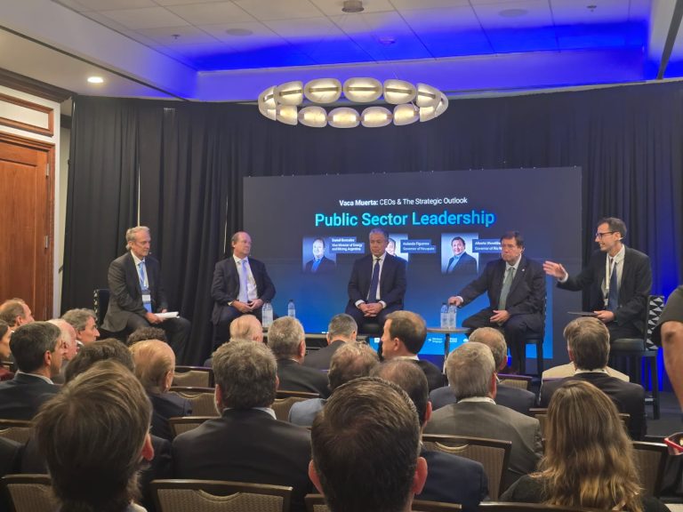 Figueroa Anuncia Plan Estratégico desde Houston: Reducción de Regalías para GNL y Licitación de 15 Nuevas Áreas en Vaca Muerta